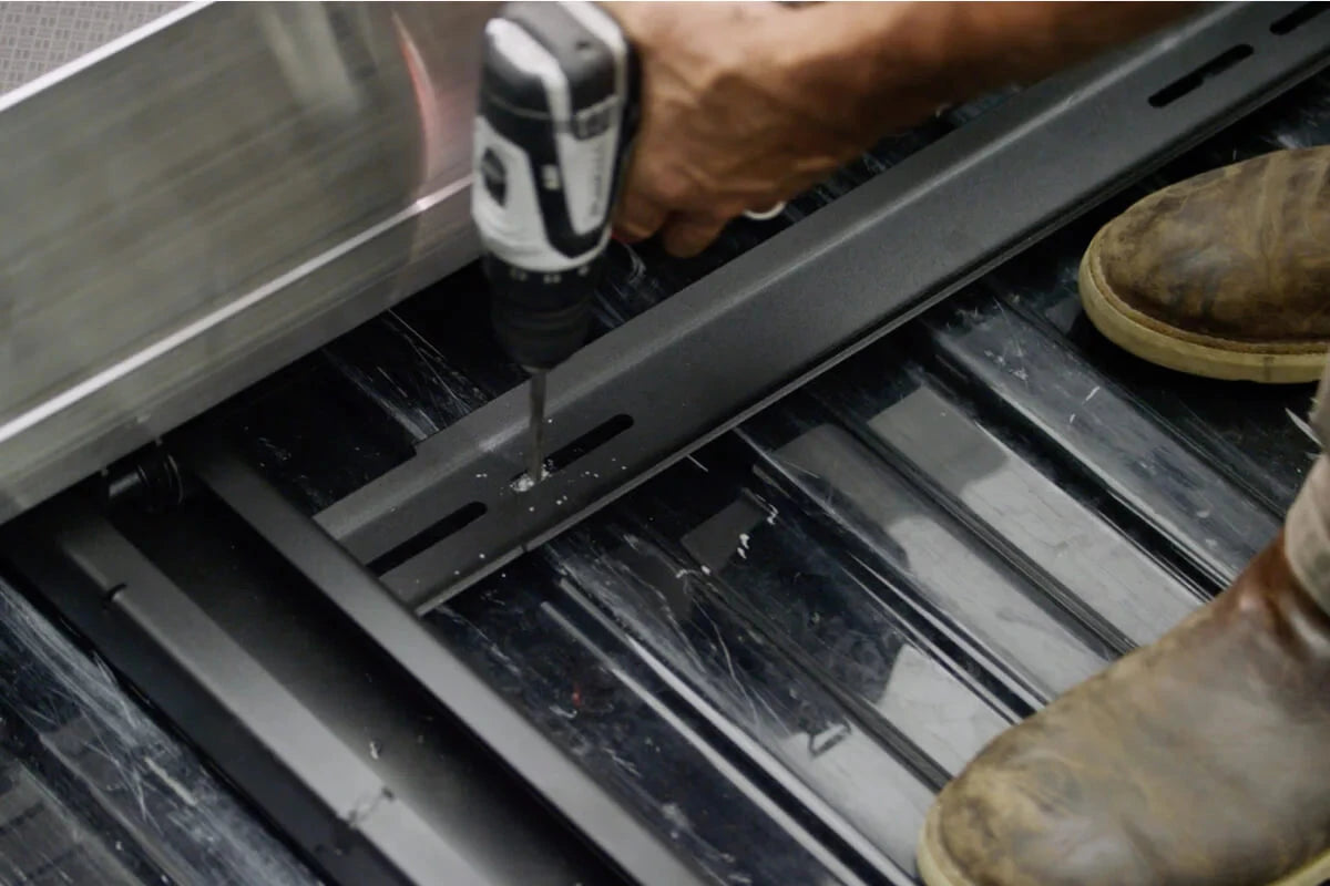 Plateau Coulissant DECKED CargoGlide 1000 - 1850x1240mm sur Xperts4x4 Accessoires 4x4 Off-Road