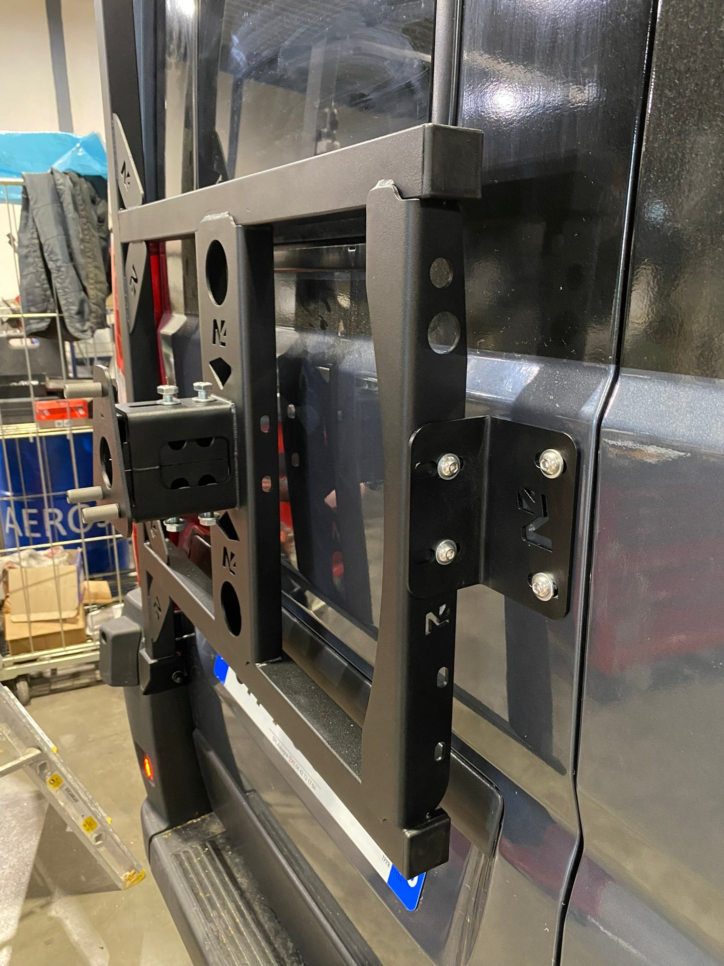 Porte roue de secours en inox N4 OFFROAD sur porte arrière gauche d'un Fiat Ducato Campeo, robuste et adapté à l'offroad.