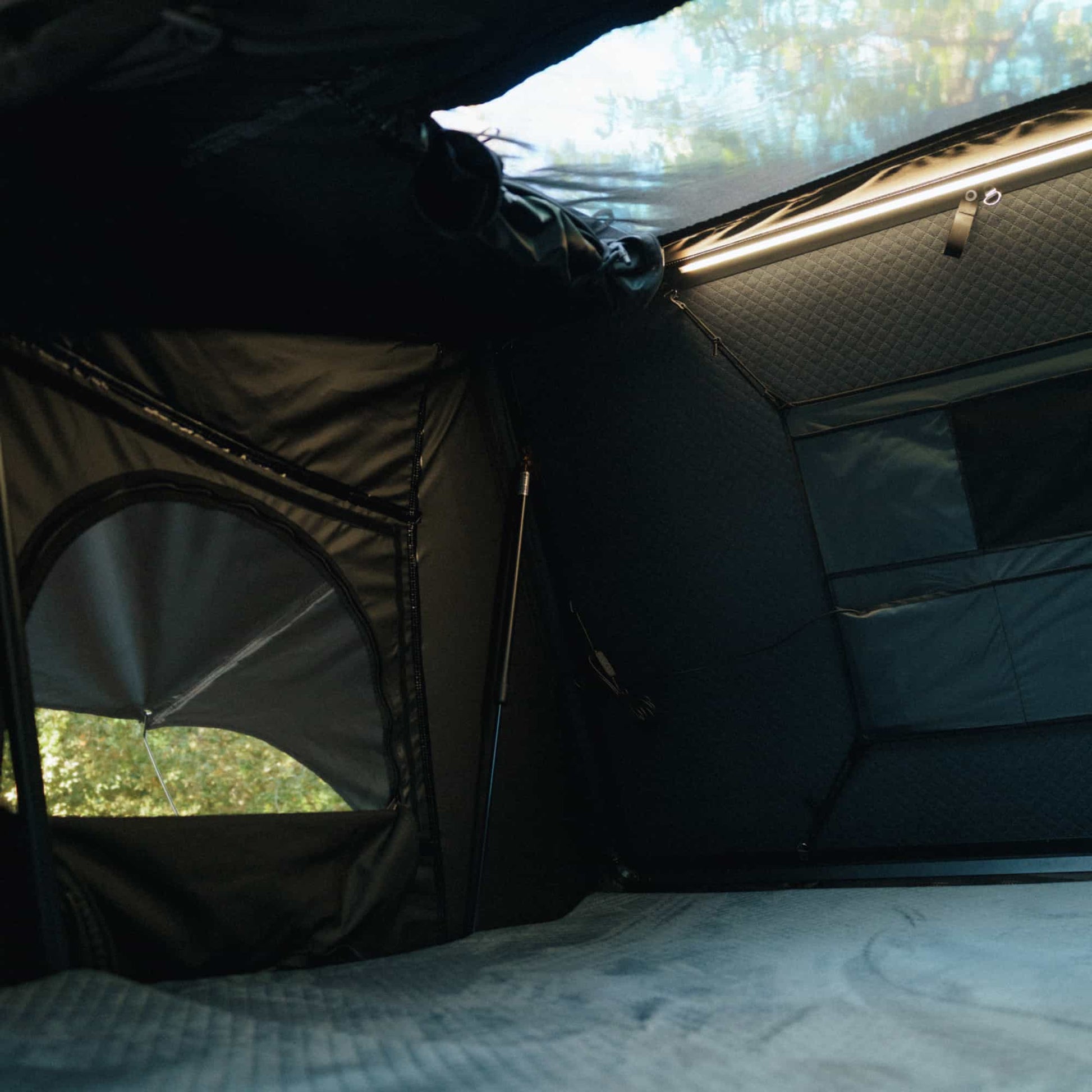 Tente de Toit Expedition L – Go Overland Canada - 3/4 Places sur Xperts4x4 Accessoires 4x4 Off-Road