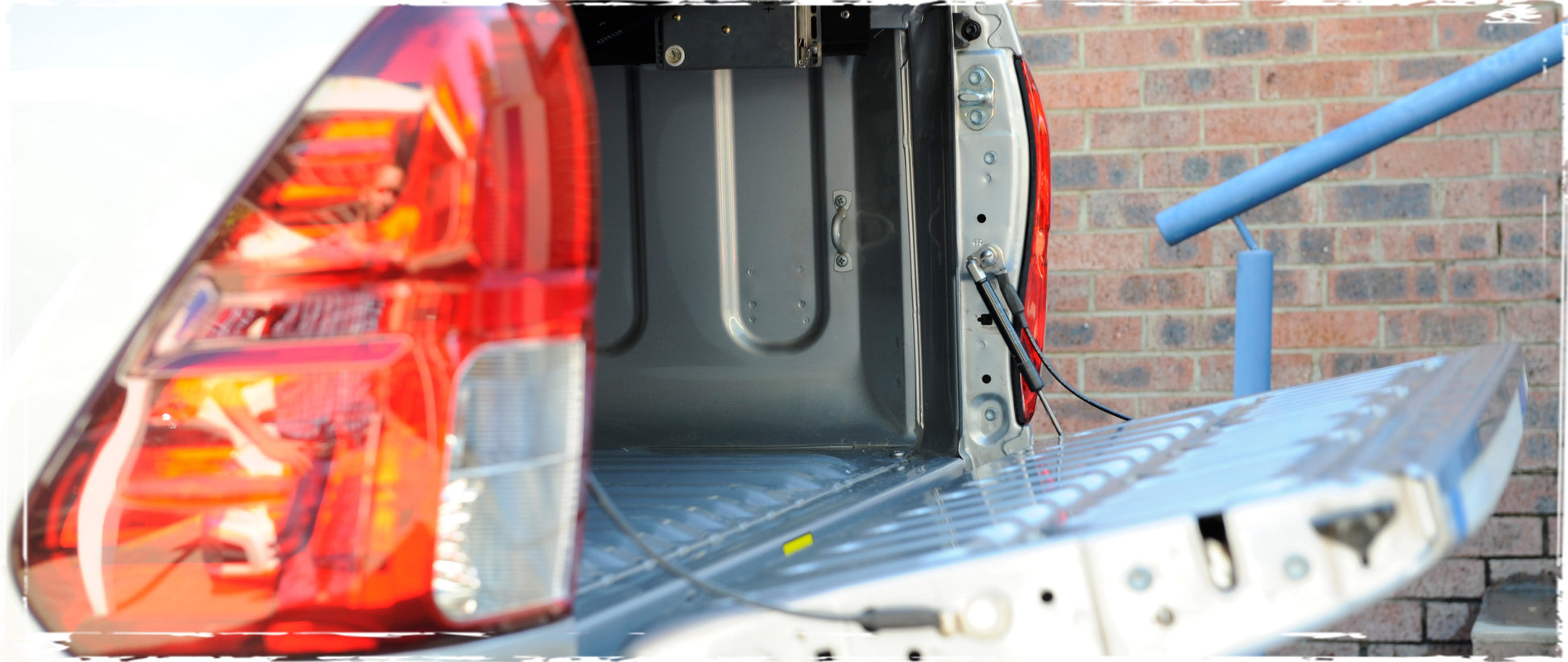 Kit Amortisseur Hayon EZDown Toyota Hilux Revo/Invincible sur Xperts4x4 Accessoires 4x4 Off-Road