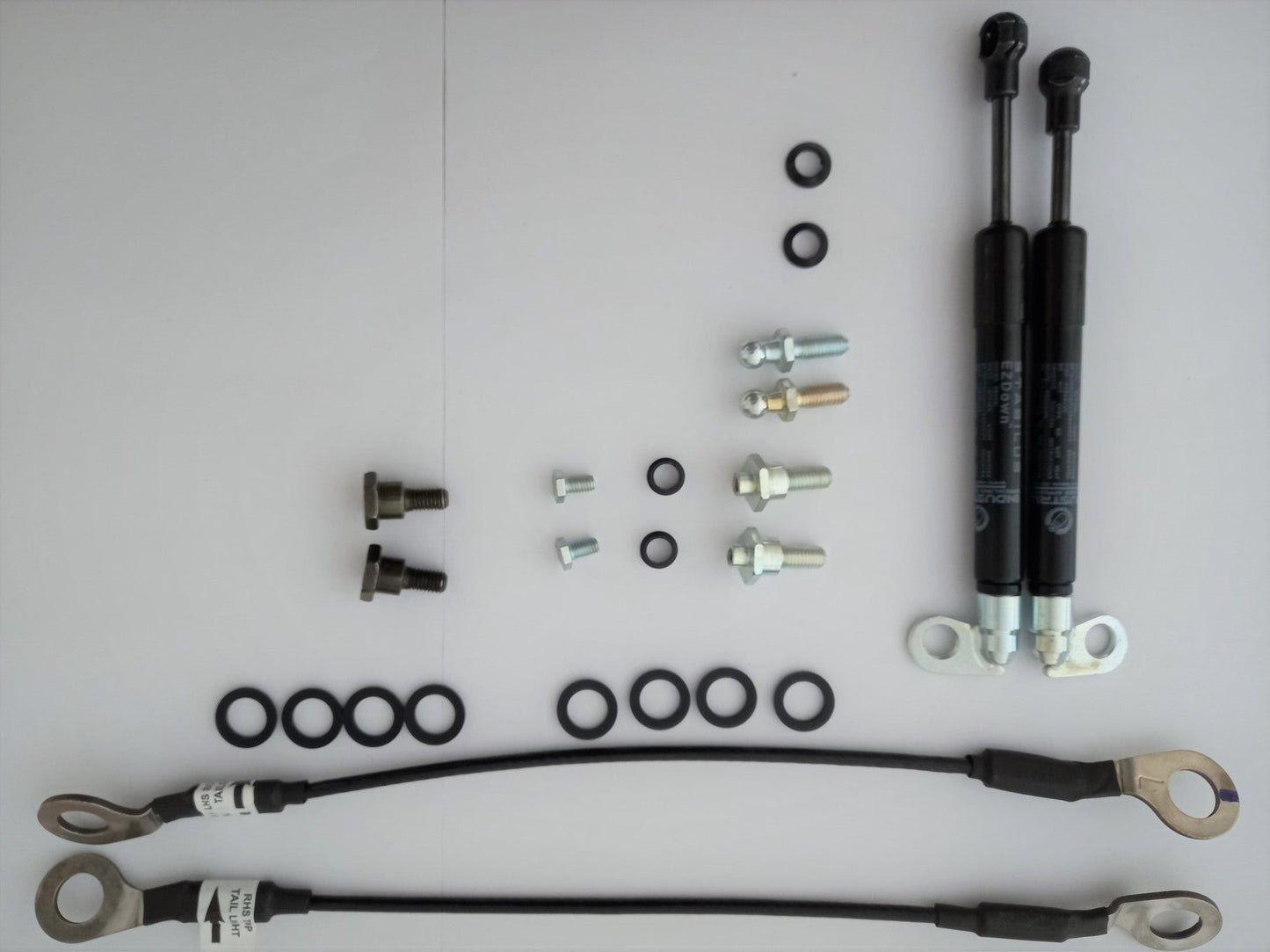 Kit Amortisseur Hayon EZDown Toyota Hilux Revo/Invincible sur Xperts4x4 Accessoires 4x4 Off-Road
