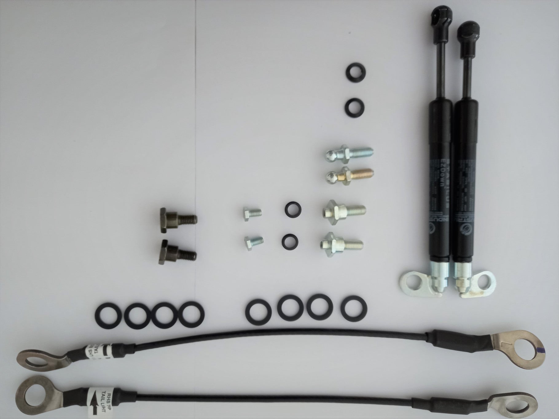 Kit Amortisseur Hayon EZDown Toyota Hilux Revo/Invincible sur Xperts4x4 Accessoires 4x4 Off-Road