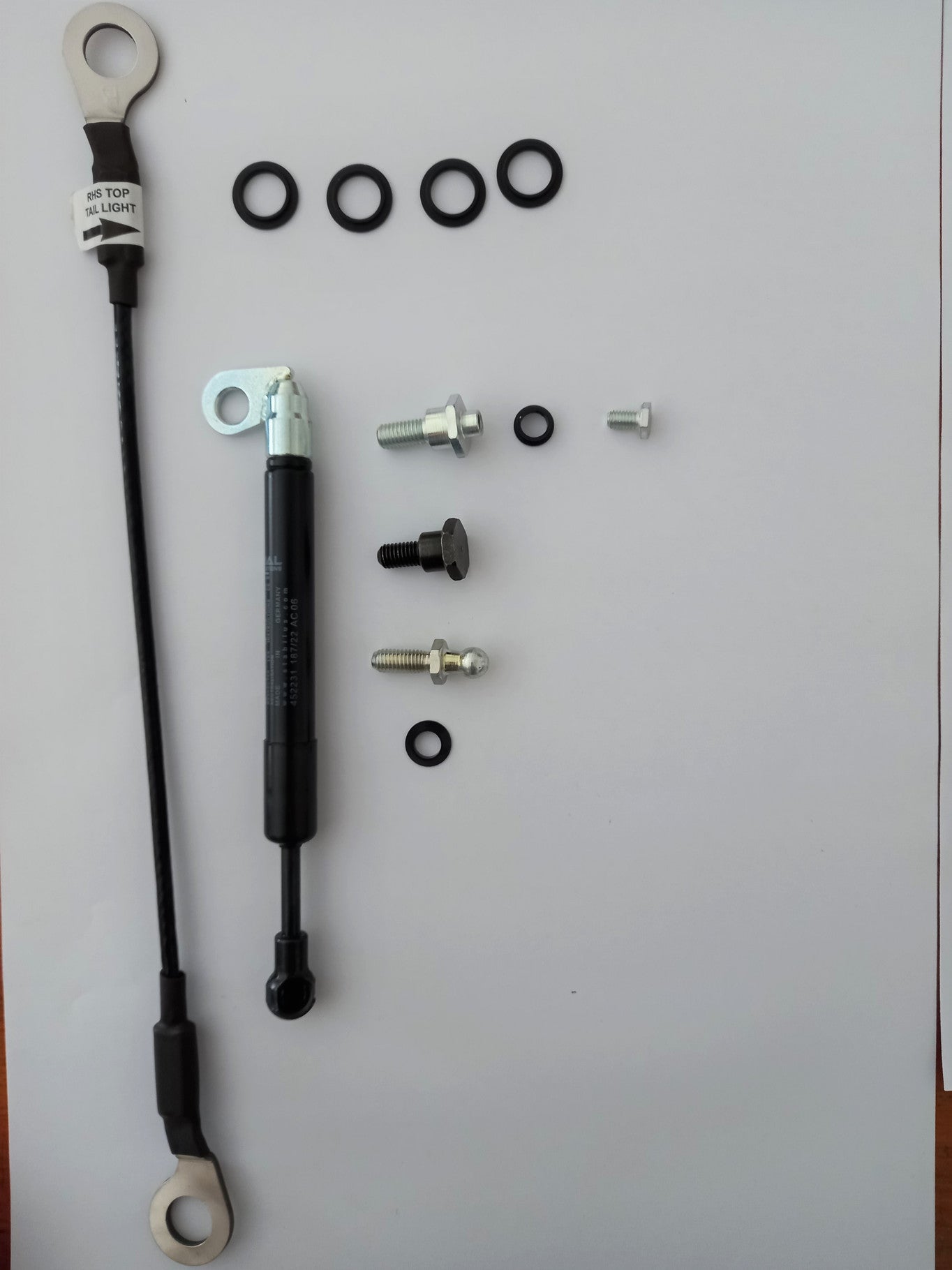 Kit Amortisseur Hayon EZDown Toyota Hilux Revo/Invincible sur Xperts4x4 Accessoires 4x4 Off-Road